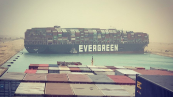 Containerschip blokkeert Suezkanaal