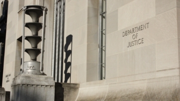 Amerikaanse regering vraagt identiteit van bezoekers anti-Trump site op