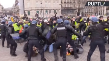 Gele hesjes in Frankrijk woest over politiegeweld