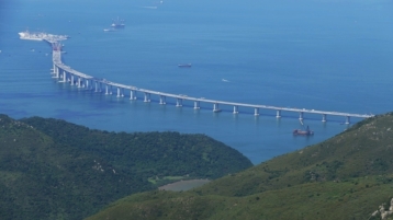 China opent 55 kilometer lange brug tussen Hong Kong en Macau