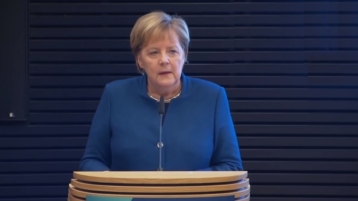 Merkel: "Landen moeten bereid zijn soevereiniteit over te dragen"