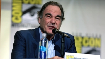 Oliver Stone: "We slaapwandelen richting een nucleaire oorlog"
