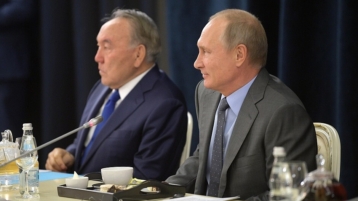 Video: Poetin ontmoet Duitse zakenmensen in Sochi