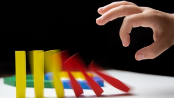 De dominostenen vallen: van bankencrisis naar economische crisis