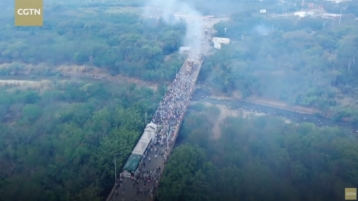 Wie stak vrachtwagens met hulpgoederen voor Venezuela in brand?