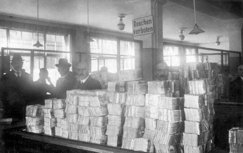 Weimar hyperinflatie: Steeds meer bankbiljetten met steeds minder koopkracht (Bron: Wikipedia)