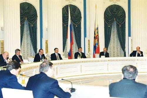 De Russische president Poetin riep in 2000 alle invloedrijke oligarchen bijeen om hun politieke invloed aan banden te leggen (Bron: Kremlin)